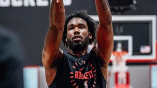 防守大闸！火箭社媒晒伊森现身火箭训练馆的训练组图