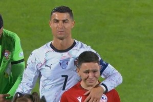 英雄联盟赛事官网-追星成功！C罗入场时带着的小球童激动得哭了出来