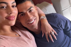 LOL赛事注册-乔治娜与C罗甜蜜相拥，订婚戒指璀璨夺目