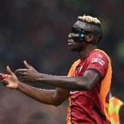 记者：加拉塔萨雷正与那不勒斯接触，起草奥斯梅恩的转会协议